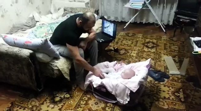 Кошка защищает Ребенка это жесть дествительно