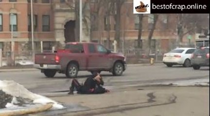Good Samaritan comes to aid of police officer under attack