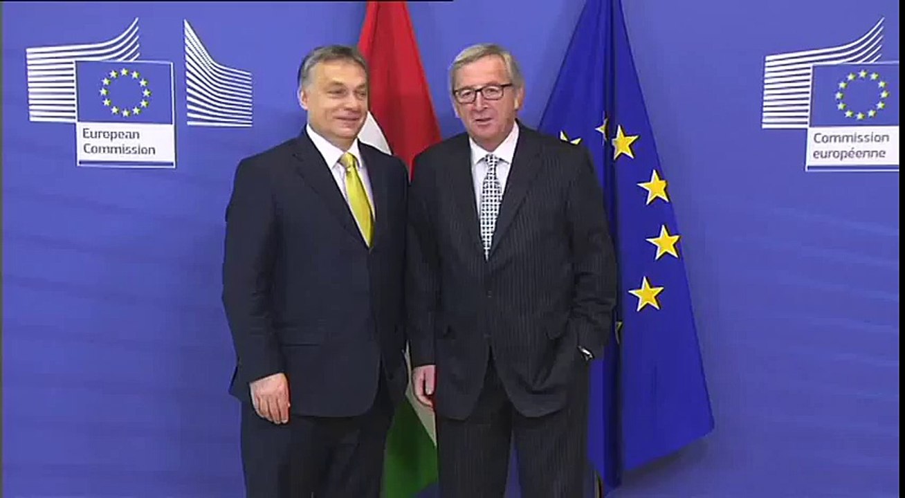 Orban es Juncker kezfogasa