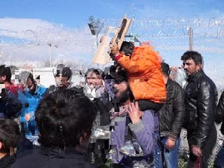 Grèce: 6.500 migrants bloqués au poste frontière d'Idomeni