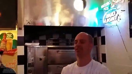 Akrobatik Koki Pembuat Pizza di Makanan Jalanan l Acrobatic Pizza Maker Cooks in street food