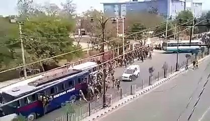 Haryana Police running for shelter to protect themselves from the Jat protesters