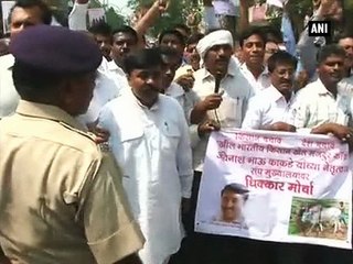 Congress backs cotton farmers, protests outside RSS HQ in Nagpur
