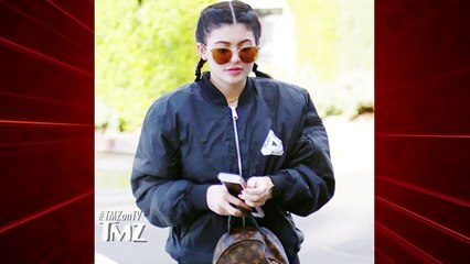 Kylie Jenner’s Yoga Pants Can’t Contain The Booty!