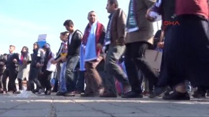 Bursaspor ve Trabzonsporlu Taraftarlardan Halaylı Protesto
