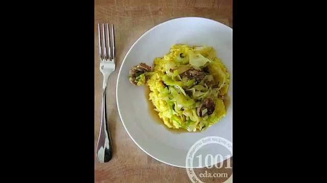 Капуста тушеная с курицей в горшочке