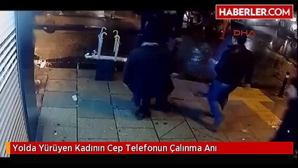Yolda Yürüyen Kadının Cep Telefonun Çalınma Anı