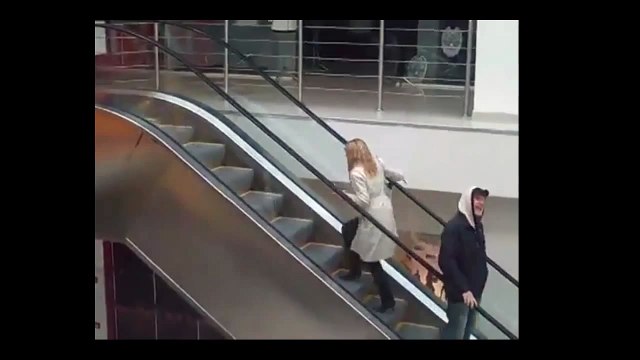 Девушка борется с эскалатором Борьба до последнего