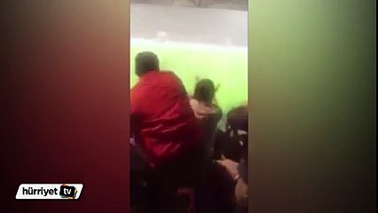Taraftar Takıma Kızdı, Ayakkabılarını Sahaya Fırlattı!