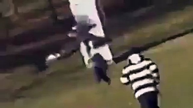 اگر بچے کا باپ تھوڑی دیر لیٹ ھو جاتا تو عقاب بچے کو لے جاتا - Eagle tried to pick up the baby and flew up with it