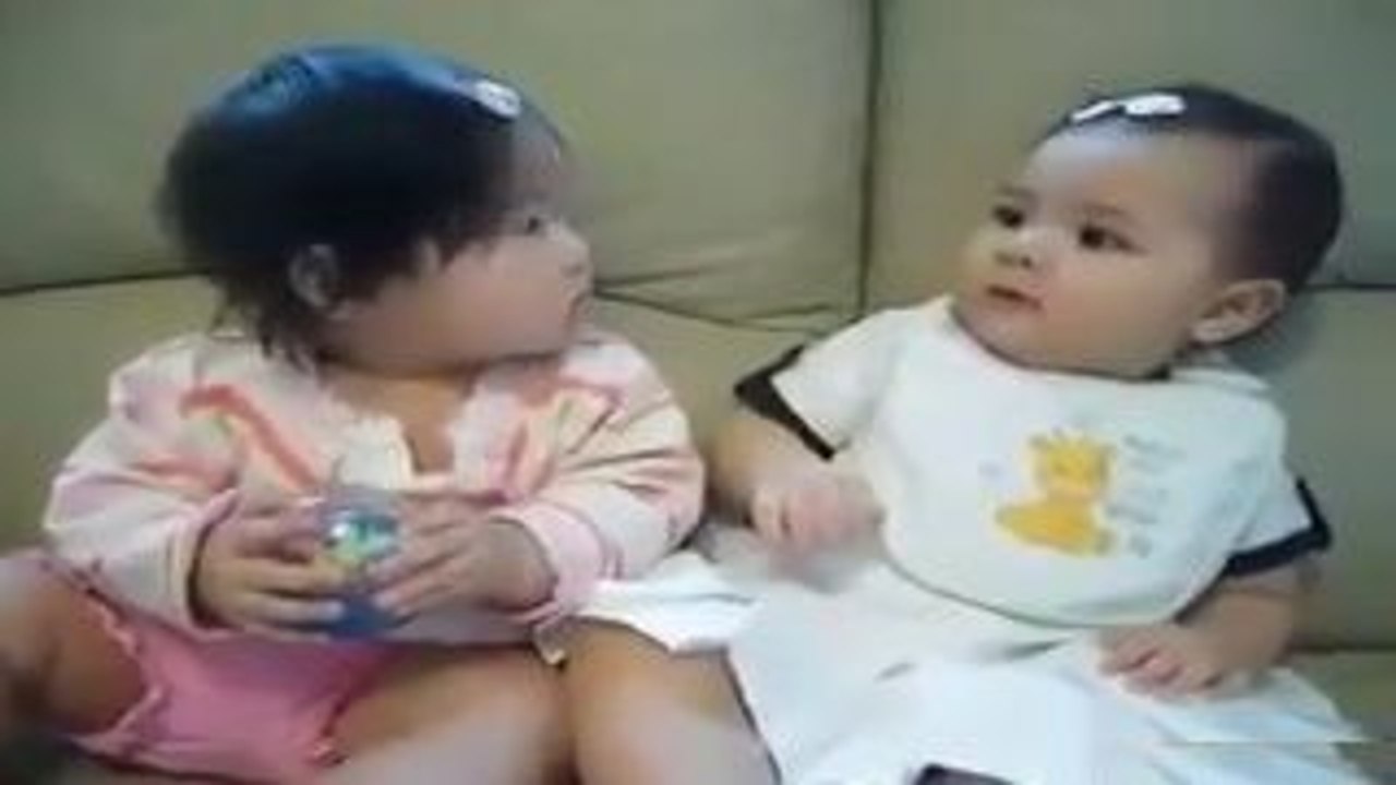 Little Baby Ko Kiss Karna Acha Nahi Lagta - Looks Funny-Top Funny Videos-Top Prank Videos-Top Vines Videos-Viral Video-Funny Fails
