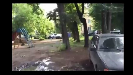 Машины проезжают везде где могут