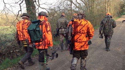 Ils chassent le chevreuil au tir à l'arc