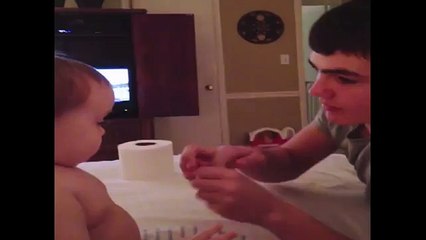 Ce que fait le bébé quand son grand frère lui montre quelques tours de magie est trop mignon