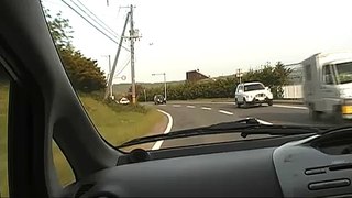 三菱　アイで走っているとき　止まっているパトカーの横を通過