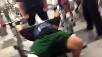Benchpress with the mad dog 529lbs