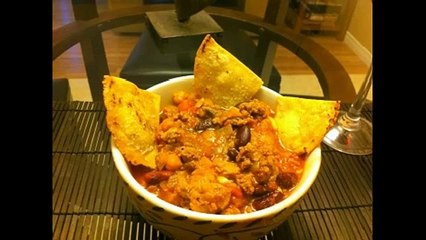 Острая фасоль с сосисками, чипсами и сметаной