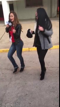 Jhendelyn Núñez calentó el partido con sensual baile de samba