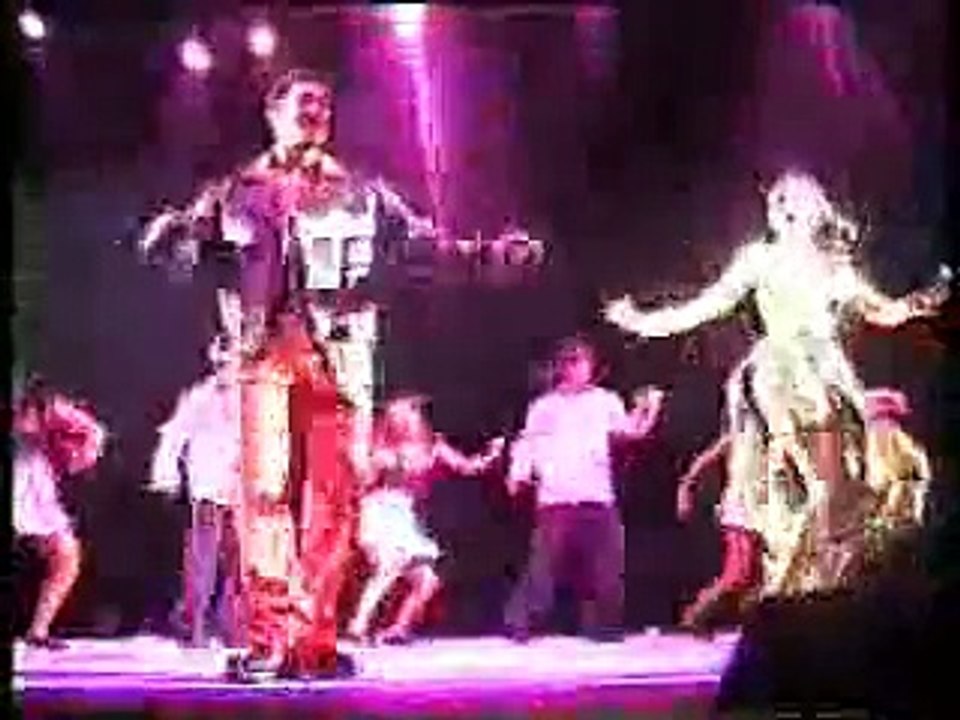 Karisma Kapoor with Salman Khan Dancing On Stage Uchi Hai Bulding