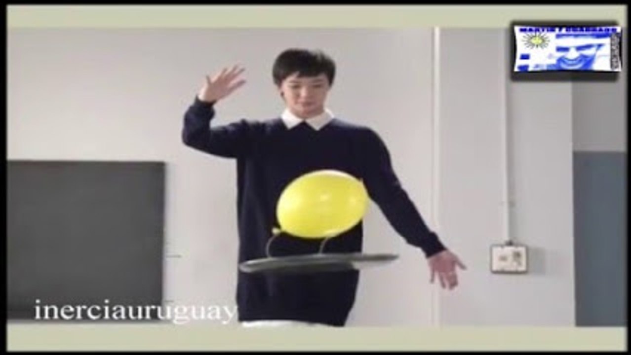 PIENSA CUAL CAE MAS RAPIDO EL GLOBO CON HELIO O LA BANDEJA DE METAL?
