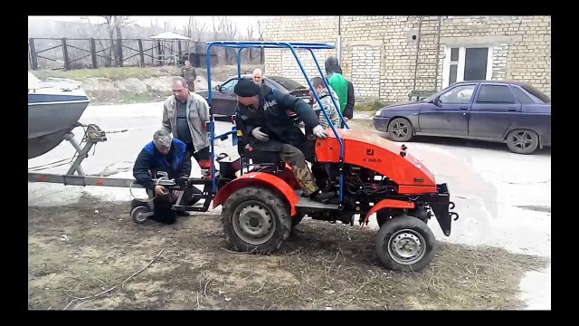 Мини трактор МТМ-10 легко и уверенно буксирует прицеп с катером.