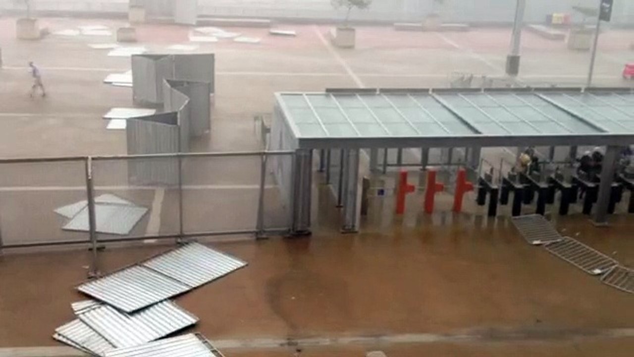 Vento forte derruba divisórias metálicas na esplanada do Mineirão