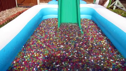 ORBEEZ POOL PARTY - WATER BALLOON BOMB FIGHT | Toys AndMe