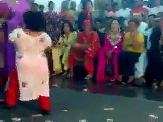 Koi toh rok lo isko adaein check karein is ki