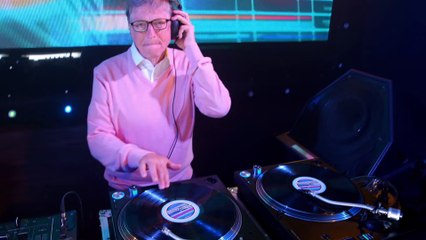 Bill Gates plays it like a real DJ for his Party!