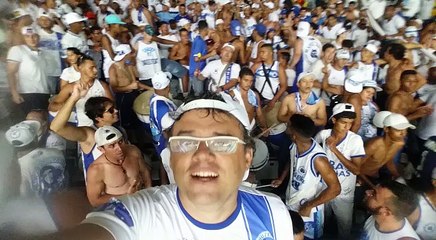 Henrique Portugal, do Skank, sobe no caixote de torcida organizada