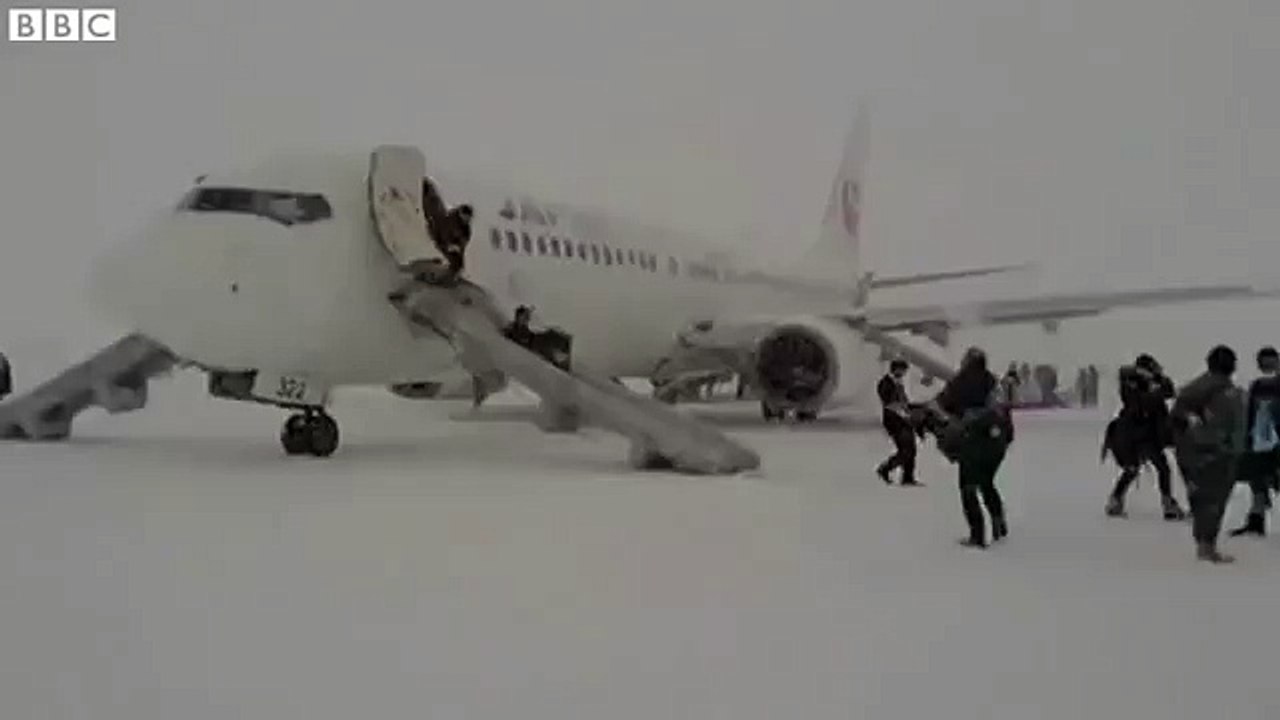Passengers flee plane after smoke fills cabin