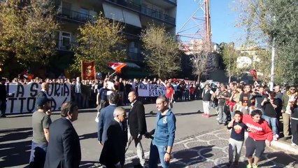 下载视频: Roma Lazio, i giallorossi partono per lo stadio tra i cori degli ultras