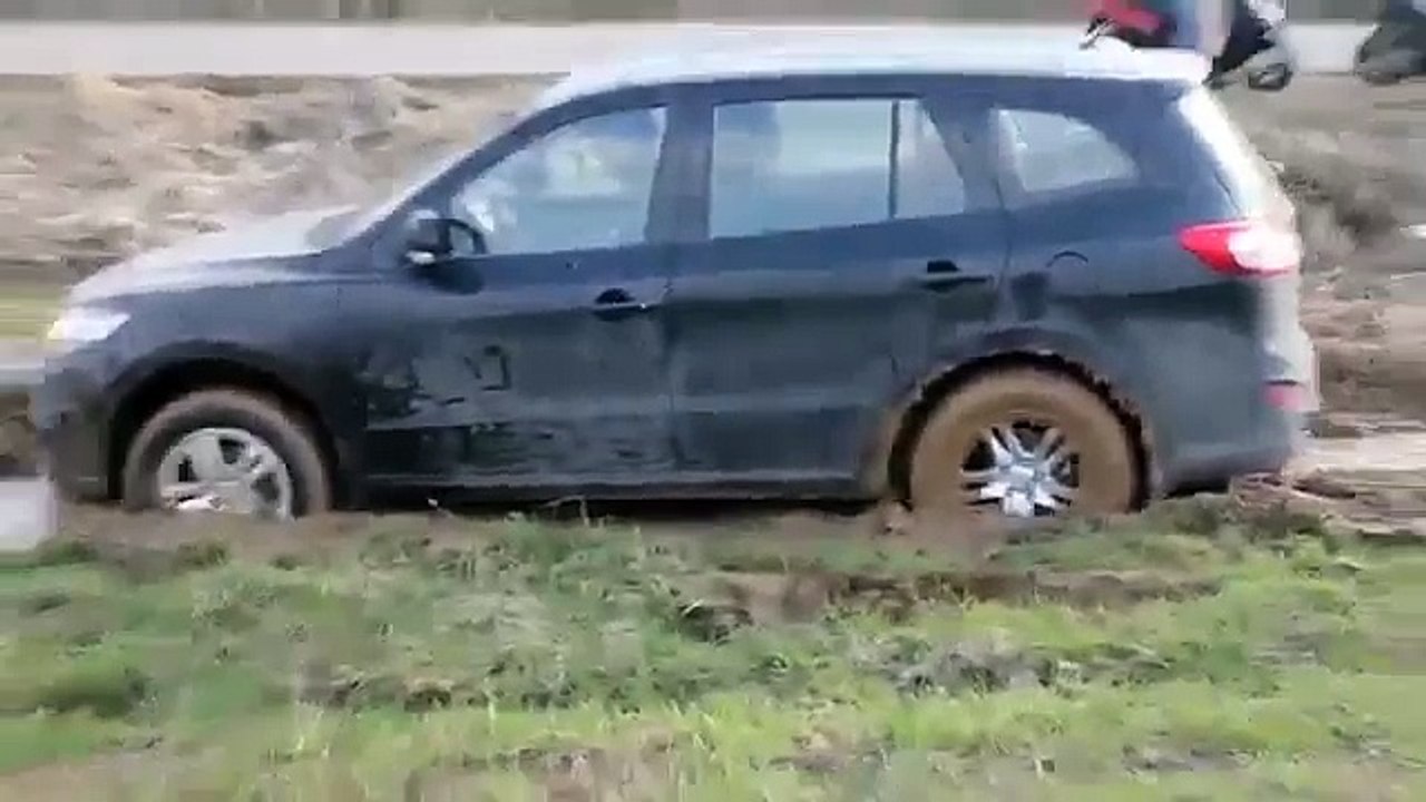 Hyundai Santa Fe 2015 Off road 4x4 Test Drive in Mud