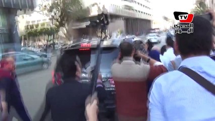 توفيق عكاشة يحرض أنصاره أمام البرلمان: «اضربوا الراجل ده»