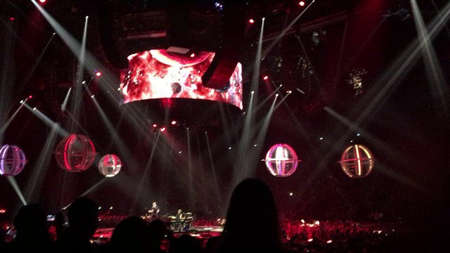 Muse concert Paris 27-02-16 -supermassive black hole