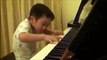 Niño prodigio de 4 años tocando el piano mejor que un profesional