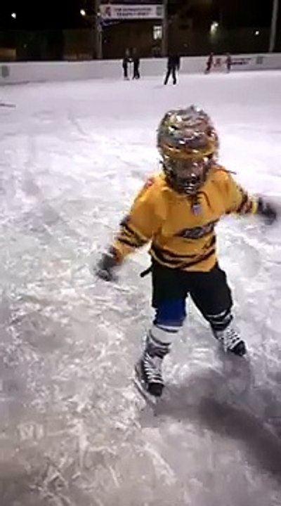 Катание на коньках.Первые шаги и падения Ноябрь 2014г.