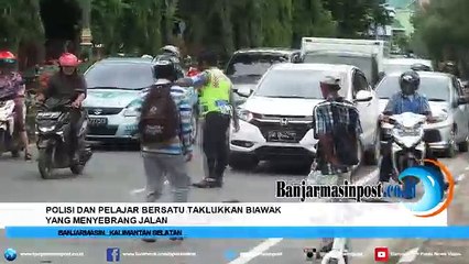 Biawak Berkeliaran di Jalanan, Sempat Muntahkan Bangkai Kucing