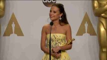 Alicia Vikander, agradece a sus amigos y familiares por el Óscar a mejor actriz de reparto