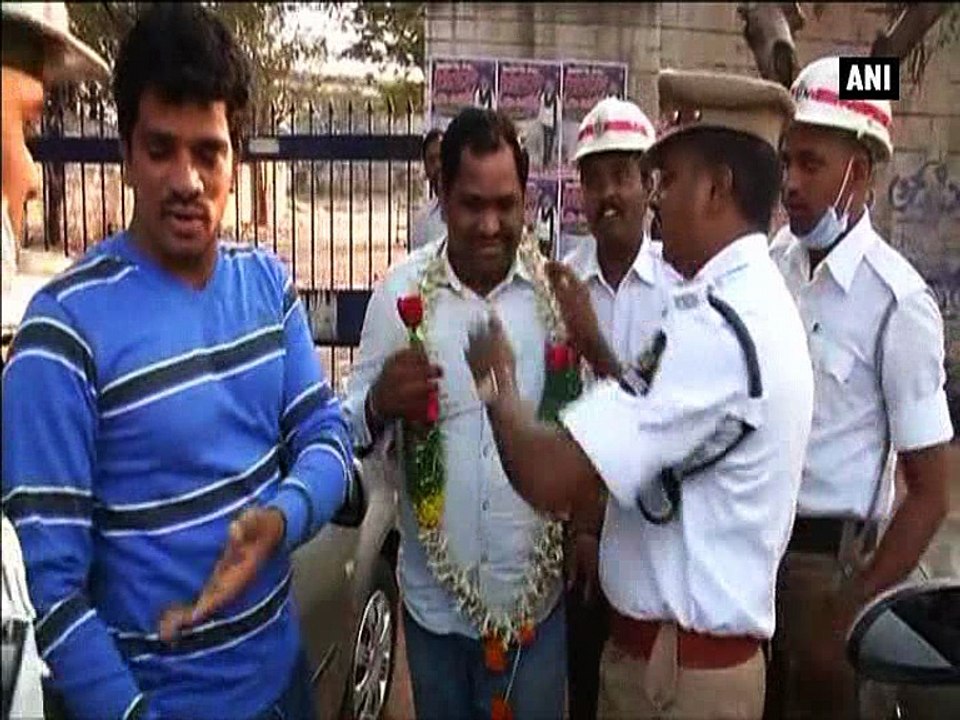 Police ‘garland’ men to stop public urination in Telangana