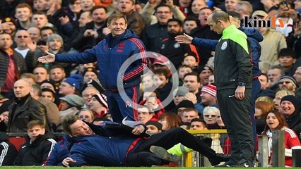 Video aksi 'diving' Louis Van Gaal jadi bahan lawak