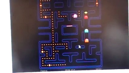 Road Runner & Wile E. Coyote playing Pac-Man