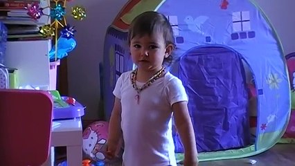 Célia 19mois discute et fait pipi au pot