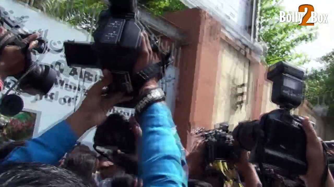 After Siddhivinayak temple, Sanjay Dutt visits mother Nargis' grave