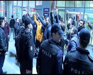 Galatasaray havalimanında protestolarla karşılandı