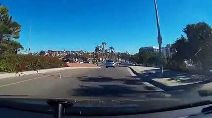 Öfkeyle araçtan inen adam el frenini çekmeyi unutunca :)