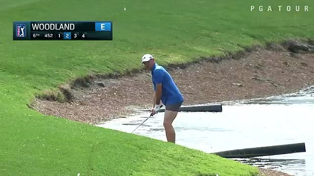 Gary Woodland enlève son pantalon pour jouer son coup