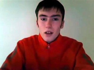 un mec qui chante le Générique de Pokémon