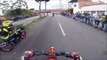 Une course entre des dizaines de motos dans les rues d'une ville de Colombie
