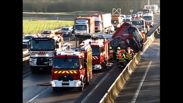 A21 : un poids lourd se renverse et perd son chargement à Liévin